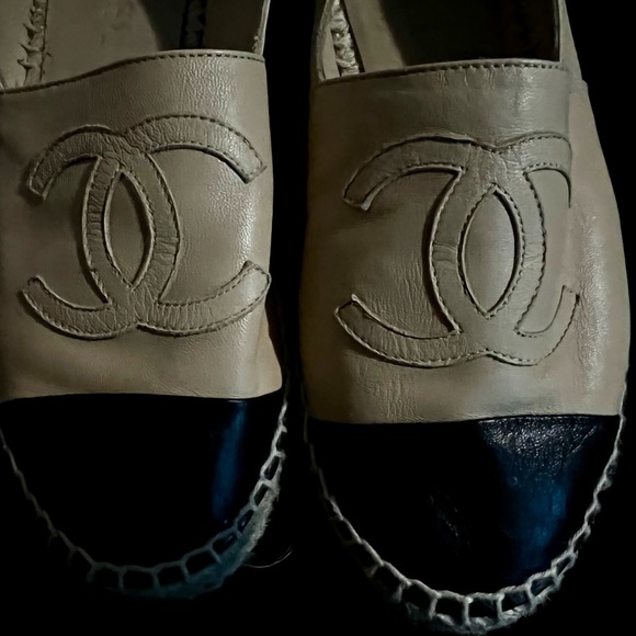 CHANEL Black and Tan Espadrilles Size 38 soft lamb skin flats, Iconic styles. - Picture 4 of 4